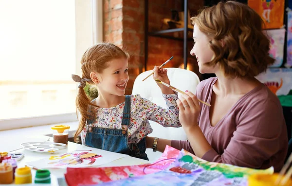 Anne ve çocuk kızı boyama Kinder yaratıcılık berabere — Stok fotoğraf