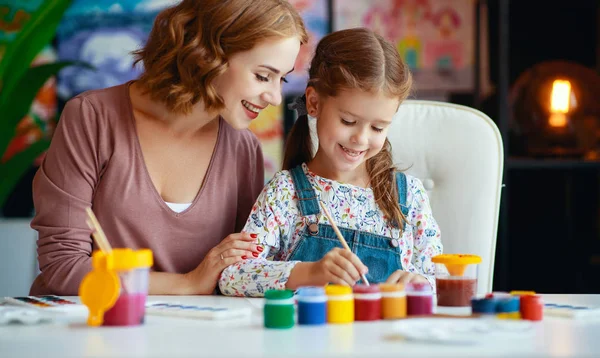 Anne ve çocuk kızı boyama Kinder yaratıcılık berabere — Stok fotoğraf