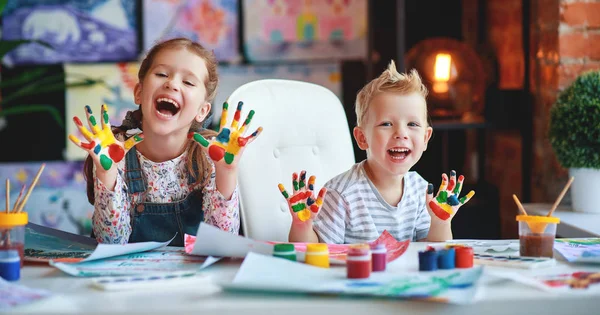 Engraçado crianças menina e menino desenha rindo mostra mãos sujas wi — Fotografia de Stock