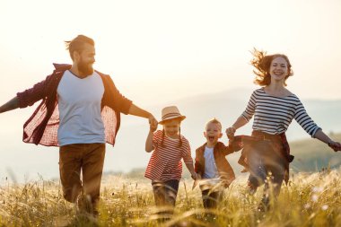 Mutlu bir aile: Anne, baba, çocuk oğlu ve kızı sunse üzerine