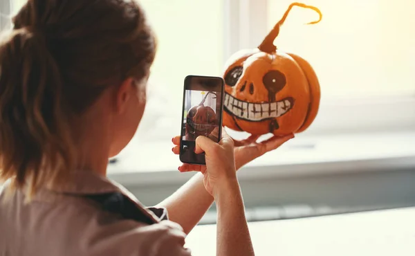 Femme artiste se prépare pour Halloween et photographié sur smartpho — Photo