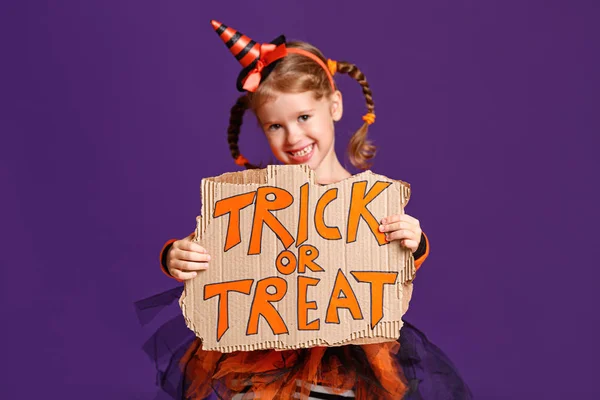 Frohes Halloween! fröhliches Kindermädchen im Kostüm mit Kürbissen auf — Stockfoto