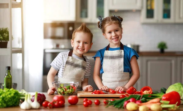 Alimentación saludable. Niños felices preparan ensalada de verduras en kitc —  Fotos de Stock