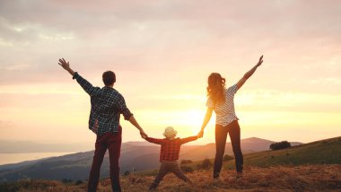 Mutlu aile: anne, baba, çocuk oğlu sunse bir
