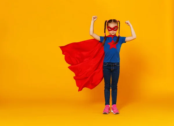 Concept van kind superheld kostuum op gele backgroun — Stockfoto