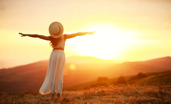 Mujer feliz de pie con su espalda en la puesta del sol en la naturaleza iwith ope —  Fotos de Stock