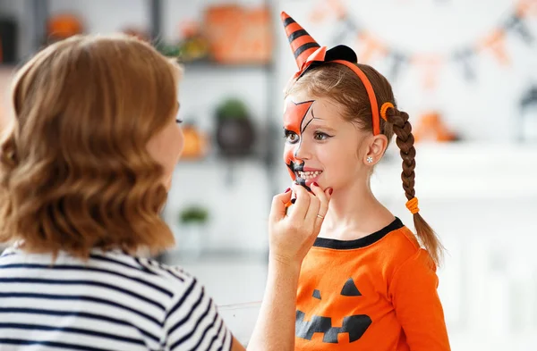 Szczęśliwa rodzina przygotowuje się do halloween zrobić zrobić u — Zdjęcie stockowe