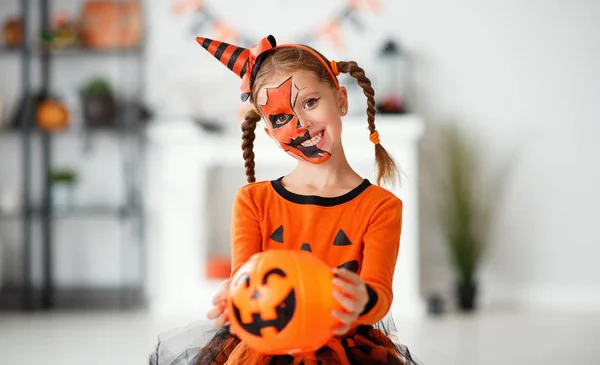 Cadılar bayramı için kabak kostümü mutlu çocuk kız — Stok fotoğraf