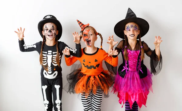 Buon Halloween! un gruppo di bambini in giacca e cravatta e zucche — Foto Stock