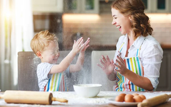 Família feliz na cozinha. mãe e filho preparando massa, assar — Fotografia de Stock