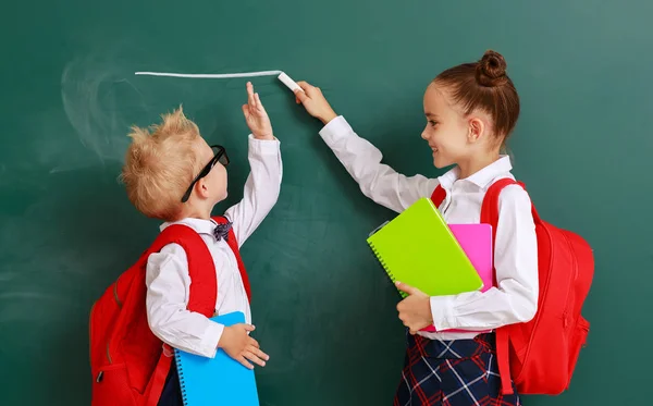 Concept van ontwikkeling in het onderwijs. kinderen jongen en meisje Stu — Stockfoto