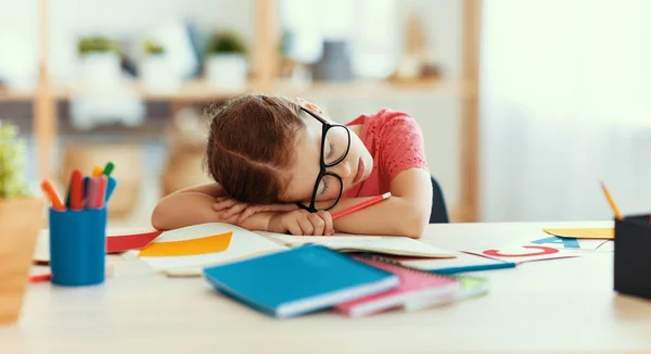 Moe kind meisje viel in slaap toen ze haar huiswerk thuis deed — Stockfoto