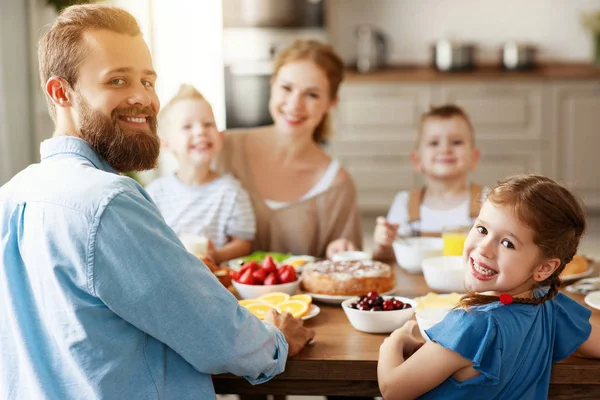 Семья мать отец и дети имеют завтрак на кухне в м — стоковое фото