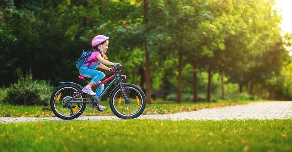 Счастливая жизнерадостная девочка каталась на велосипеде в парке в Натуре — стоковое фото