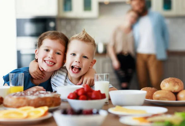 Familia madre padre e hijos tienen desayuno en la cocina en m —  Fotos de Stock