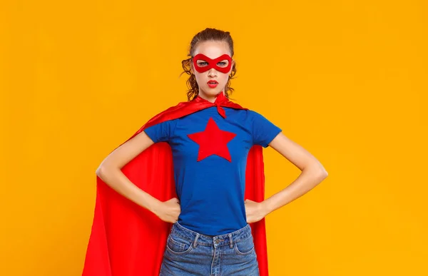 Концепція. жінка в костюмі супергероя на кольоровому жовтому фоні — стокове фото