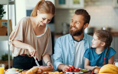 Aile Anne baba ve çocuk kızı mutfak kahvaltısı