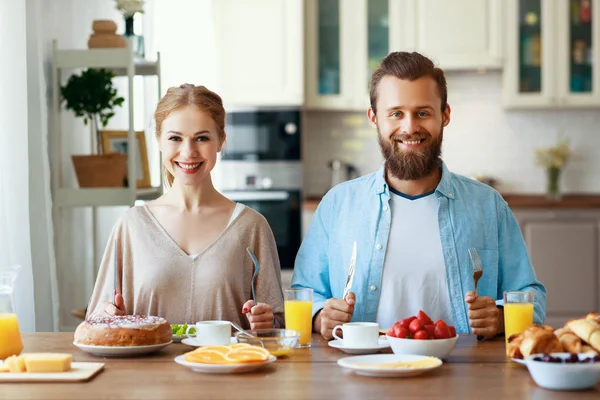 Familia feliz pareja desayunar en la cocina en la mañana — Foto de Stock