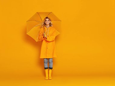 renkli şemsiye ile gülen genç mutlu duygusal kız 