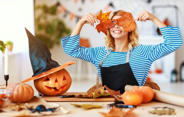 mutlu kız kabak kesiyor ve tatil Salonu için hazırlanıyor