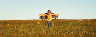 Uçak kanatları ile çocuk pilot havacı seyahat hayalleri i