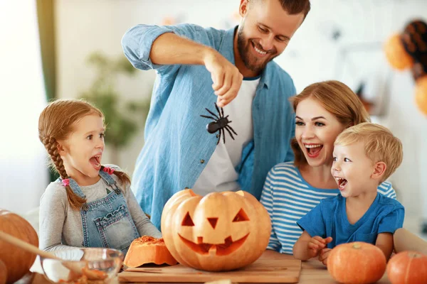Feliz Halloween! familia madre padre e hijos cortar calabaza f — Foto de Stock