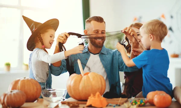 Happy Halloween! family mother father and children cut pumpkin f — Stock Photo, Image