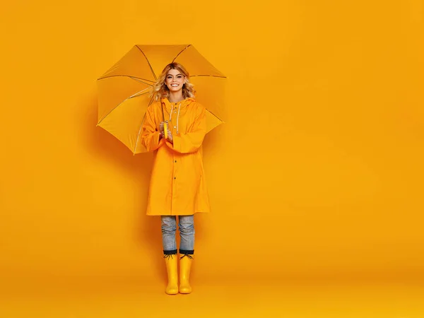 Giovane felice ragazza emotiva ridendo con ombrello sul colorato — Foto Stock