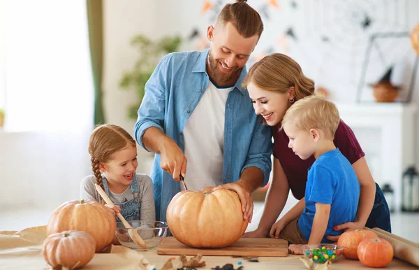 Feliz Halloween! familia madre padre e hijos cortar calabaza f — Foto de Stock