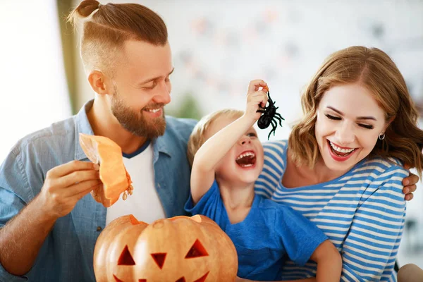 Mutlu aile anne baba ve çocuk oğlu Cadılar Bayramı için hazırlamak — Stok fotoğraf