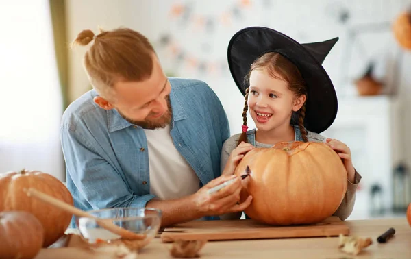 Feliz Halloween! familia padre e hija hija corte calabaza f — Foto de Stock