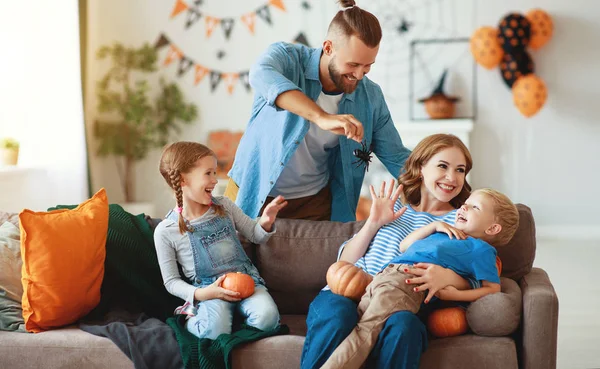 Glückliche Familienmutter, Vater und Kinder bereiten sich auf Halloween vor — Stockfoto