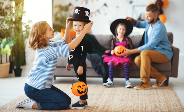 Família feliz mãe pai e filhos se preparam para o Halloween em — Fotografia de Stock