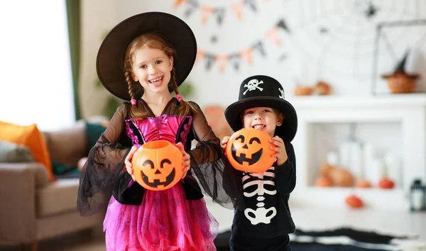 Veselý halloween! dvě děti v oblecích a s dýně doma — Stock fotografie