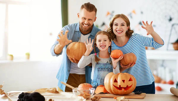 Frohes Halloween! Familie Mutter Vater und Kind Tochter schneiden pum — Stockfoto