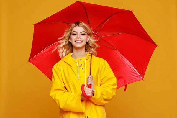 Joven feliz emocional alegre chica riendo con paraguas rojo —  Fotos de Stock