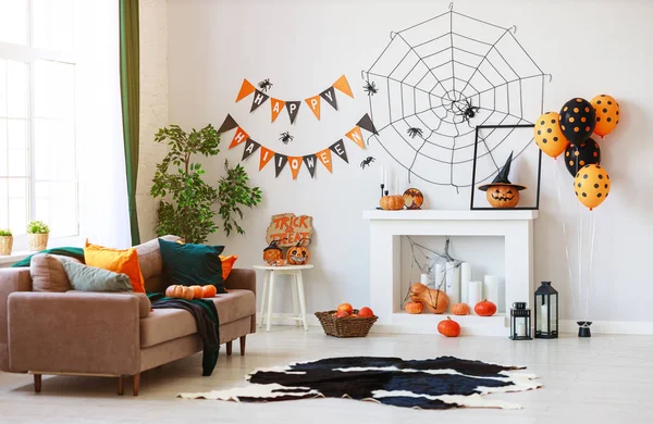 Cadılar Bayramı kabakları, ağları ve spi için dekore edilmiş evin iç — Stok fotoğraf