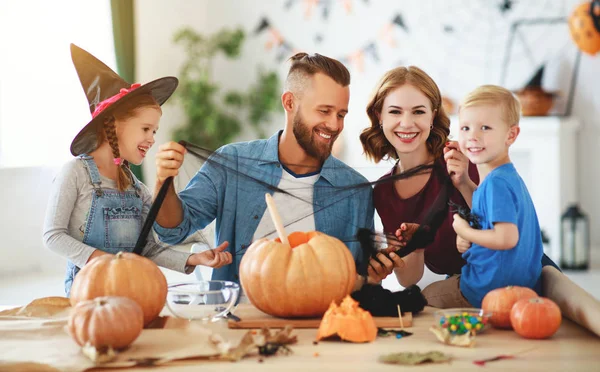 Vrolijke Halloween! familie moeder vader en kinderen gesneden pompoen f — Stockfoto