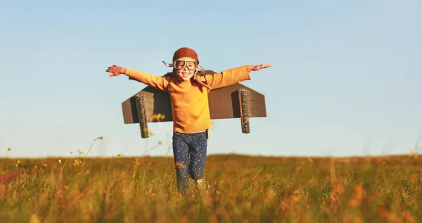 Child pilot aviator with wings of airplane dreams of traveling i — Stock Photo, Image