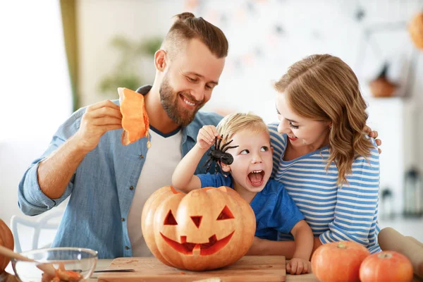 Mutlu aile anne baba ve çocuk oğlu Cadılar Bayramı için hazırlamak — Stok fotoğraf