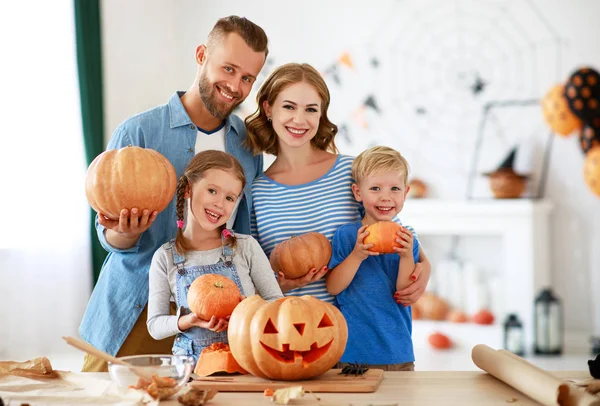 Feliz Halloween! familia madre padre e hijos cortar calabaza f — Foto de Stock