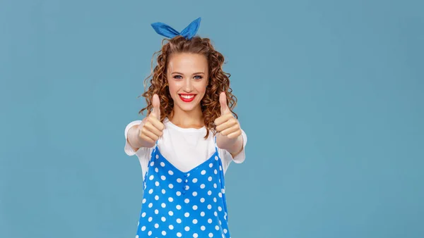 Mooi grappig meisje op gekleurde blauwe achtergrond — Stockfoto