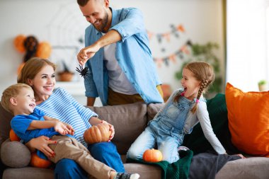 mutlu aile anne baba ve çocuklar Halloween d için hazırlamak