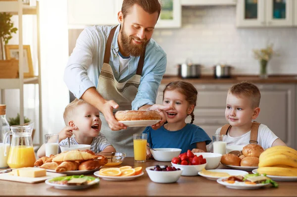 Heureux père de famille avec des enfants nourrit ses fils et sa fille dans — Photo