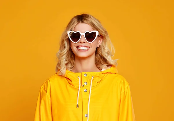 秋色の黄色のbaにサングラスを持つ幸せな感情的な女の子 — ストック写真