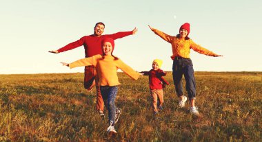 Mutlu aile: anne, baba, çocuk oğlu ve kızı autum doğum