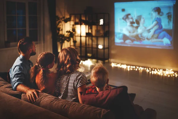 Famiglia madre padre e figli guardando proiettore, TV, film — Foto Stock