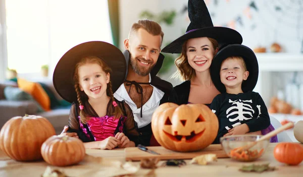 Mutlu aile anne baba ve çocuk kostümleri Hallow üzerinde — Stok fotoğraf