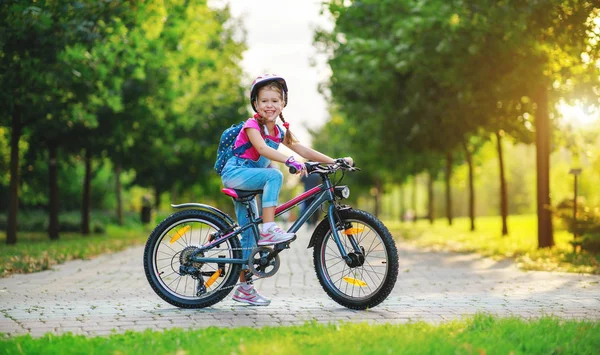 Natur Park'ta bir bisikletsürme mutlu neşeli çocuk kız — Stok fotoğraf