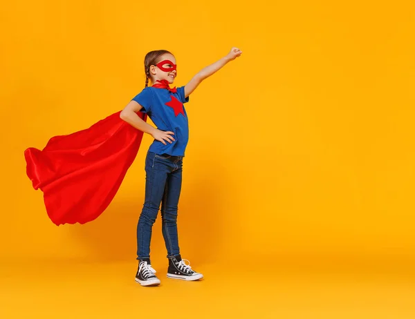 Concepto de traje de superhéroe infantil en el fondo amarillo —  Fotos de Stock